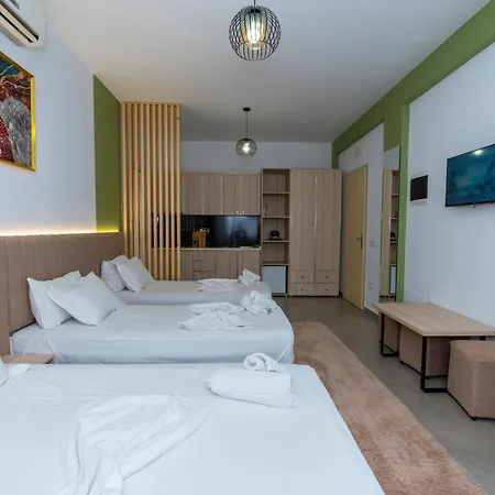 Hotel L *